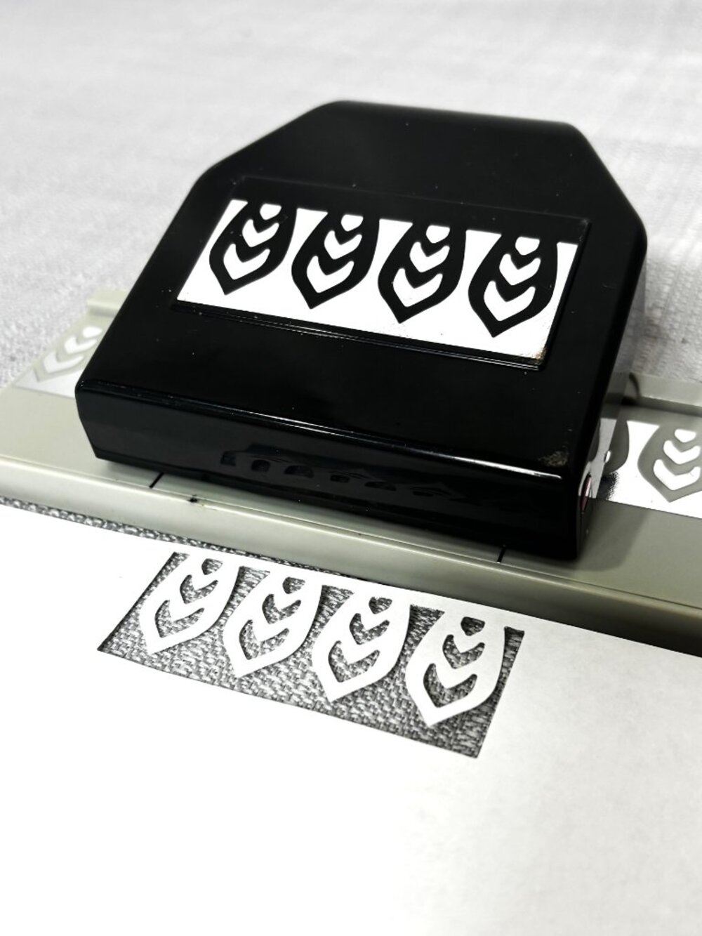 EK Success Paper Shapers Large Edge Punch Dahlia Petals